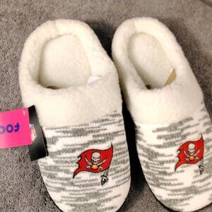 Tampa Bay Buccaneers Slippers Womens XL FOCO White Gray NFL Mule Slip On Sherpa